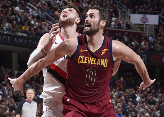 形成鲜明对 形成鲜明对