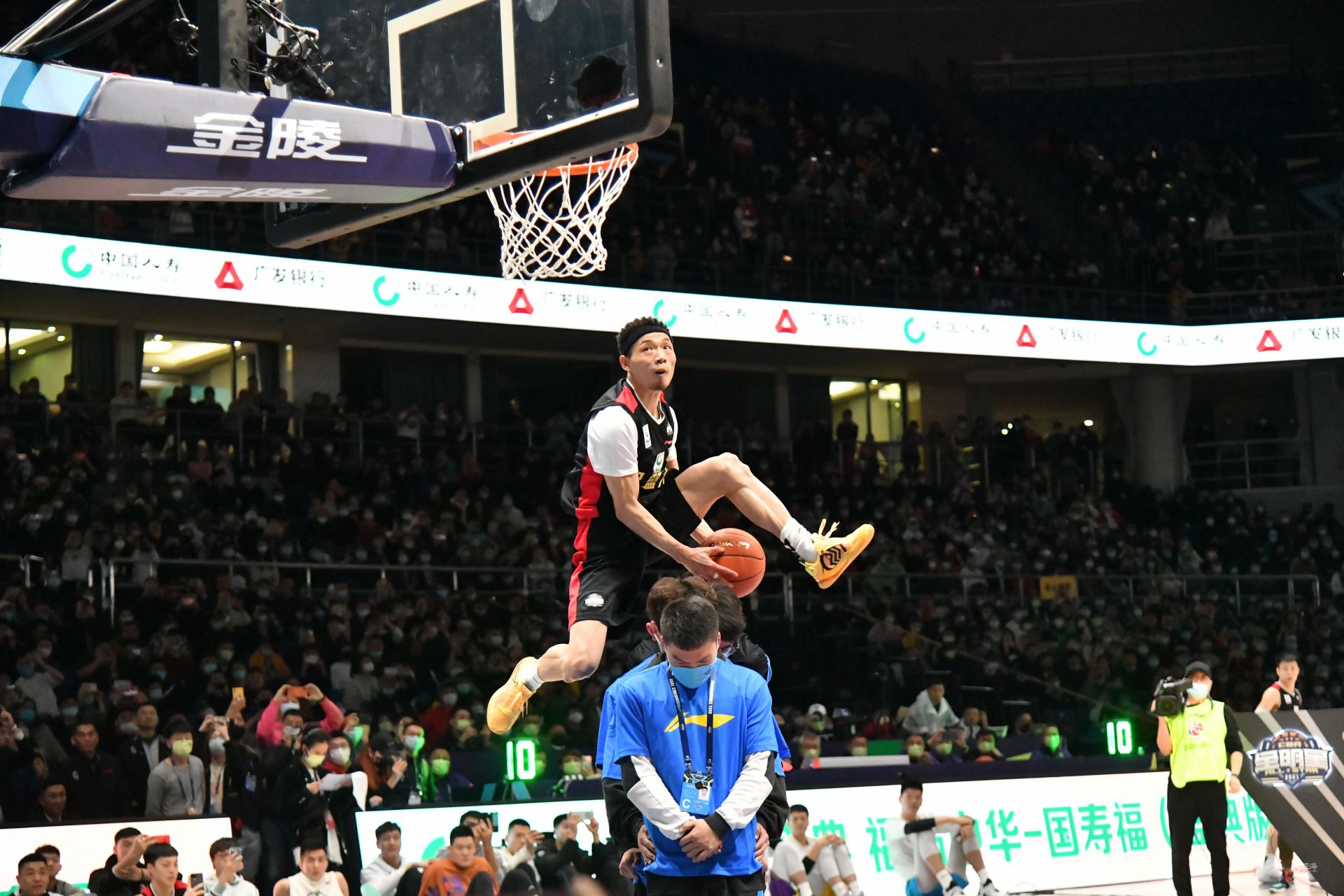 尔的防守漏 尔的防守漏